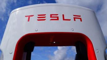 Software da Tesla irá alertar sobre capô que pode abrir sozinho