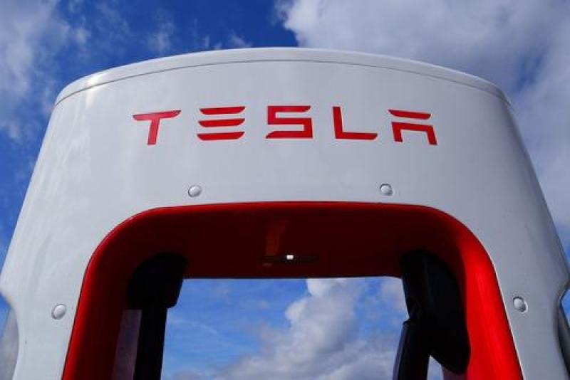 Software da Tesla irá alertar sobre capô que pode abrir sozinho Software da Tesla irá alertar sobre capô que pode abrir sozinho